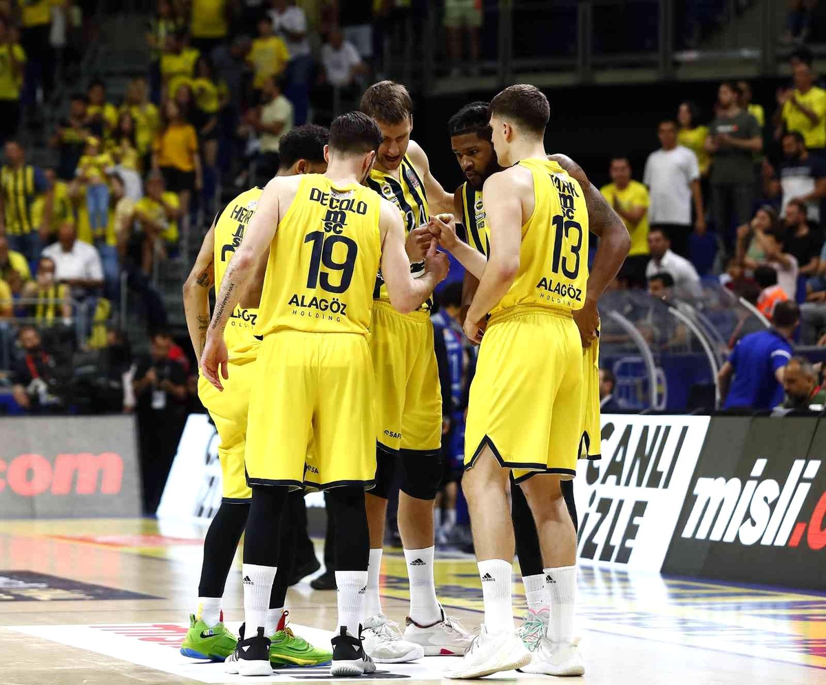 Fenerbahçe, A. Efes\'i farklı mağlup etti