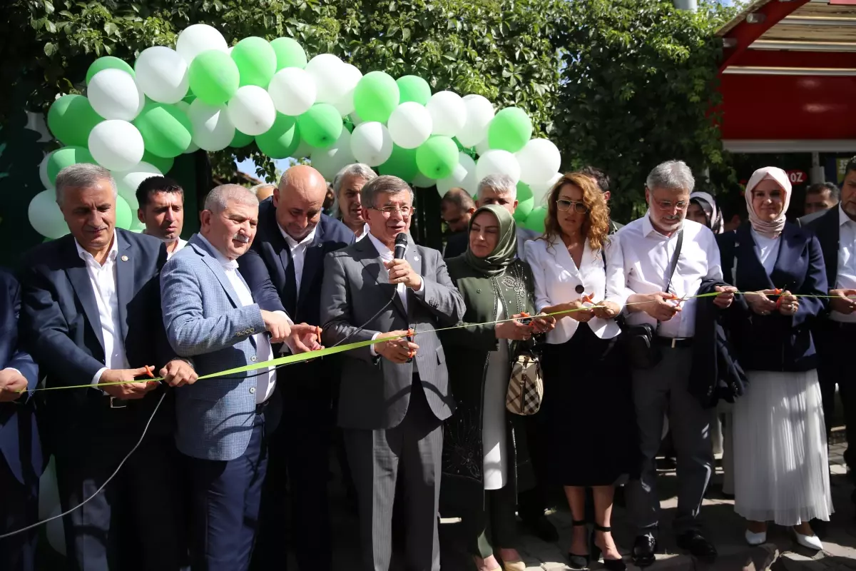 Gelecek Partisi Genel Başkanı Davutoğlu, Malatya\'da temaslarda bulundu