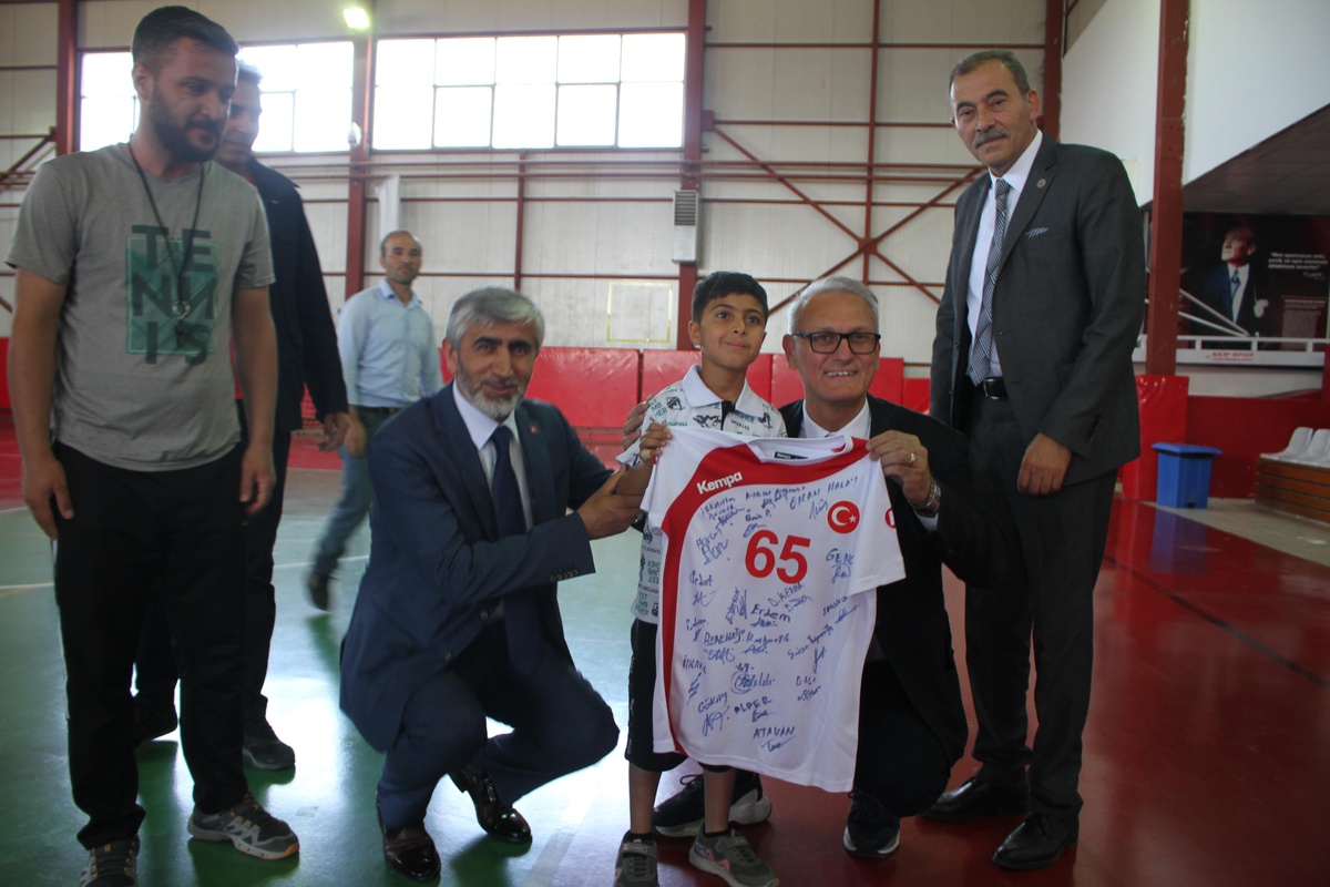 Hentbol Federasyonu Başkanı Kılıç, 10 yaşındaki Serkan\'a verdiği maç sözünü yerine getirdi