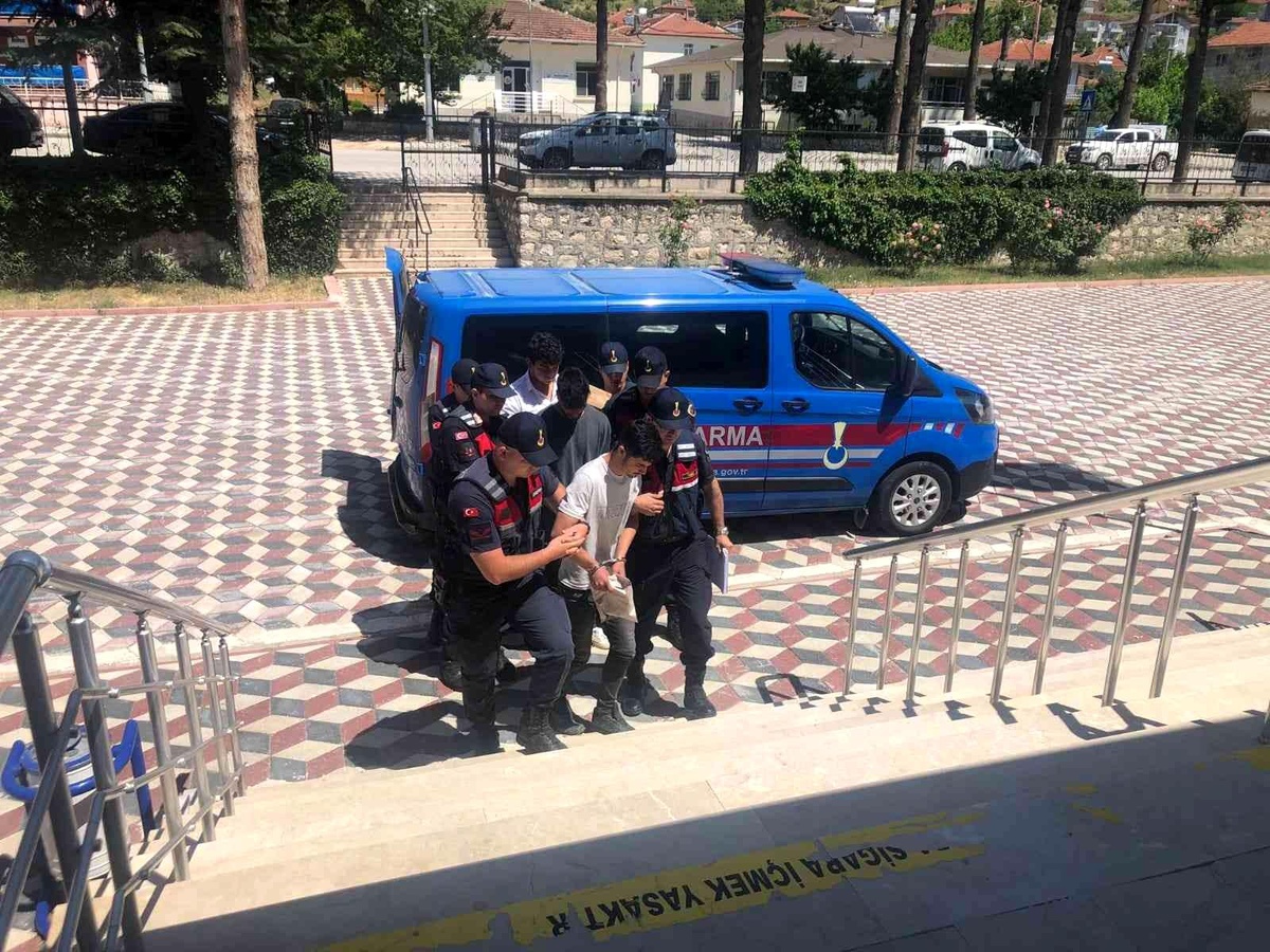 Hırsızlığa karışan 3 kişiden 2\'si tutuklandı
