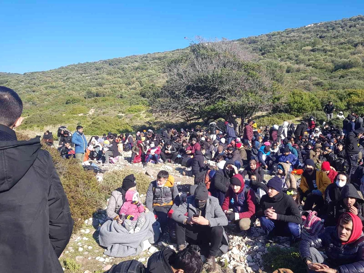 İzmir\'de yasa dışı yollarla kaçmaya çalışan 120 göçmen yakalandı