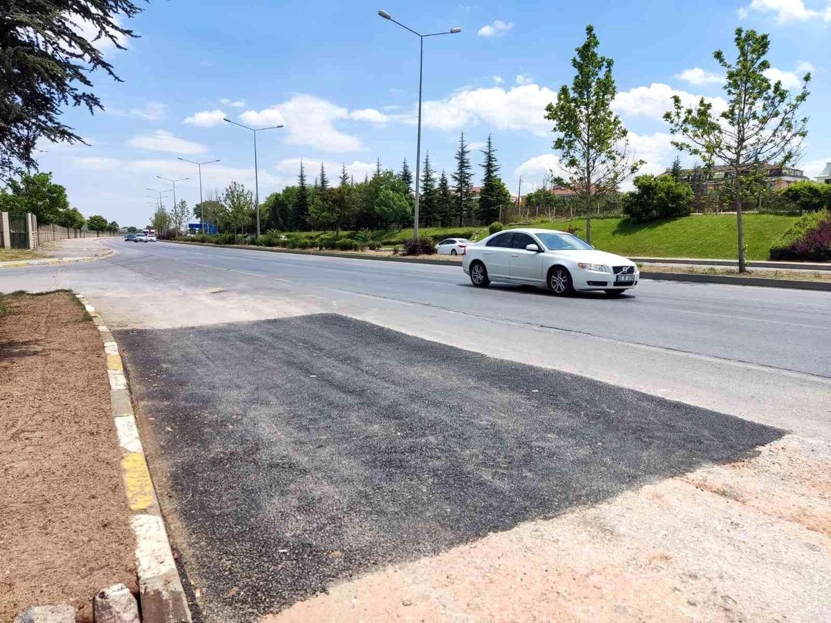 Karayolunun kenarında oluşan esrarengiz çukur kapatıldı