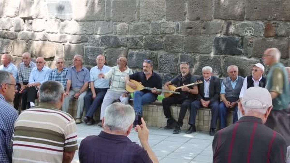 Kayseri\'nin "ulu çınarları" seslendirdikleri türkülerle hem eğlendi hem eğlendirdi