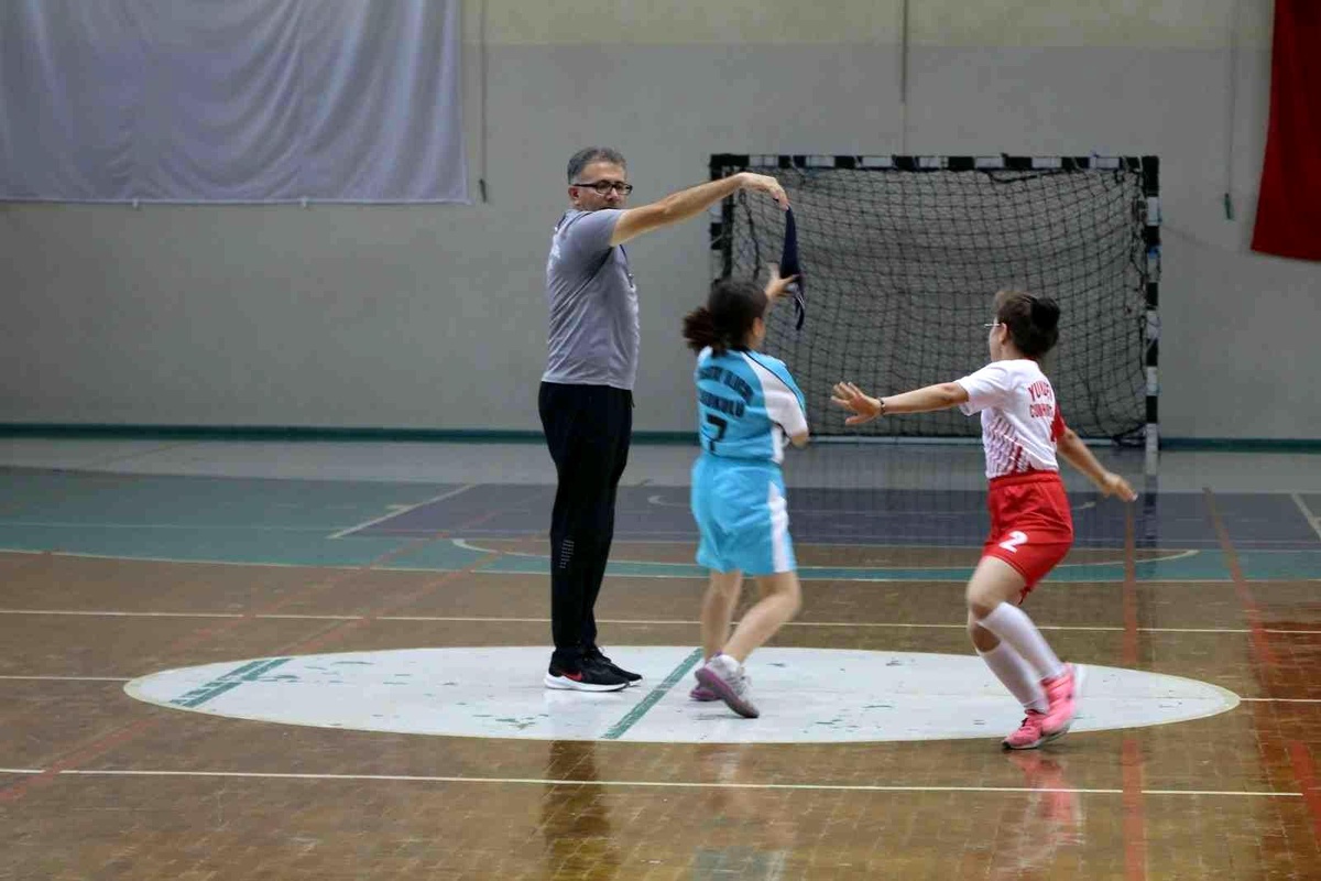 Manisa\'da 10 bin öğrenci geleneksel mendil kapmaca oynadı