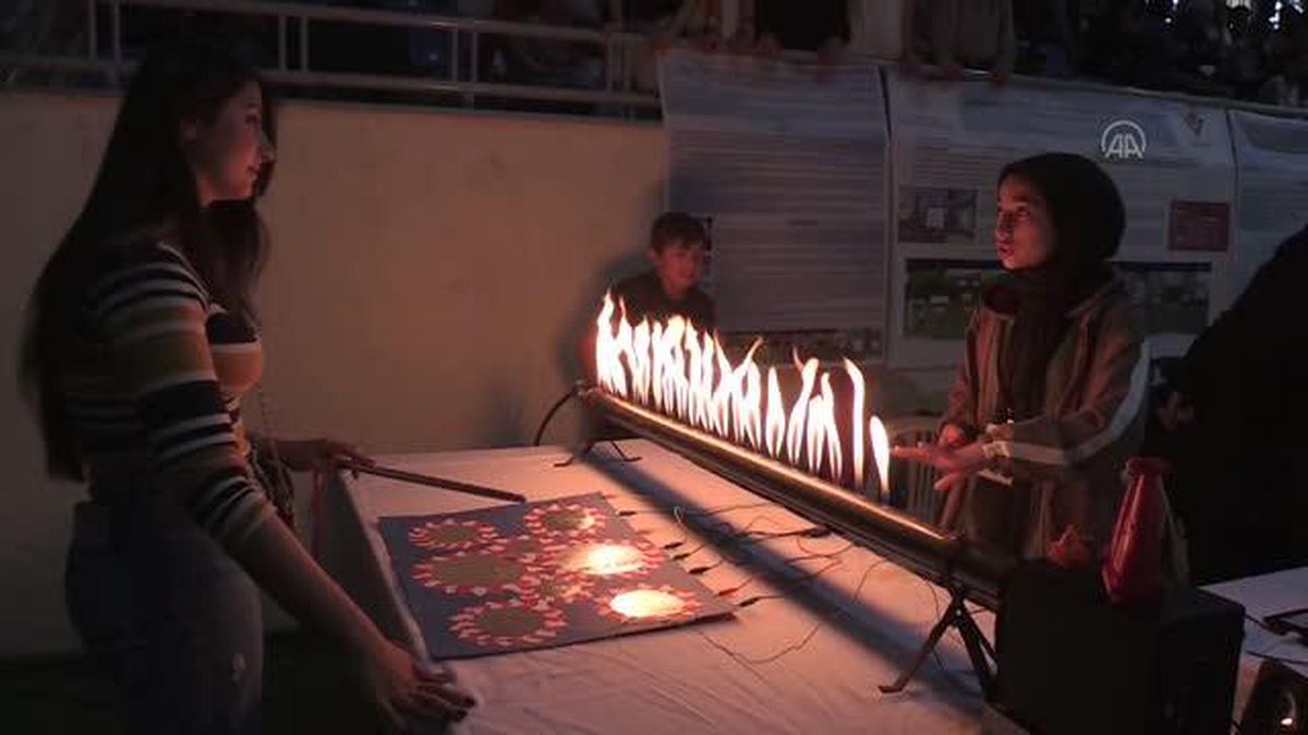 Öğrenciler alevleri ses dalgalarıyla dans ettirdi