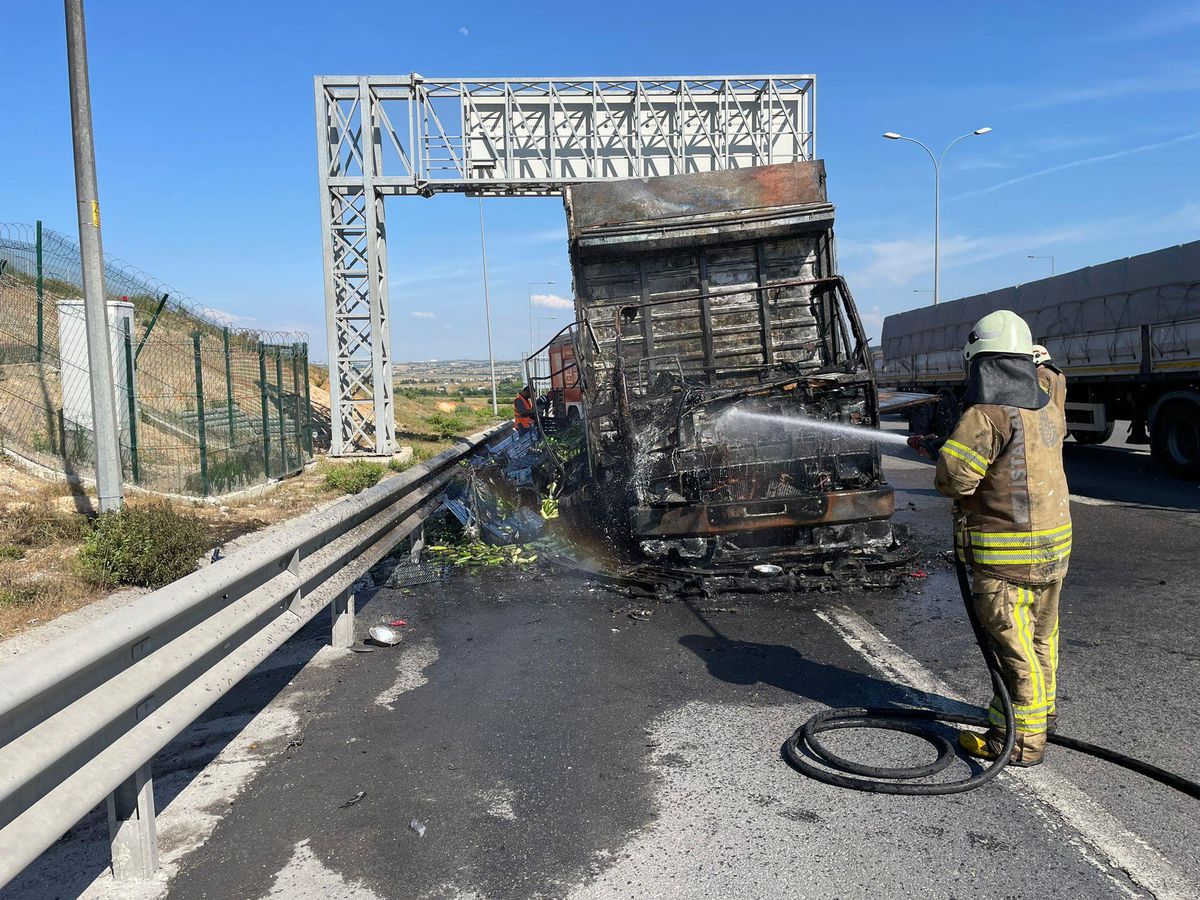 Pendik'te sebze yüklü kamyonda çıkan yangın söndürüldü