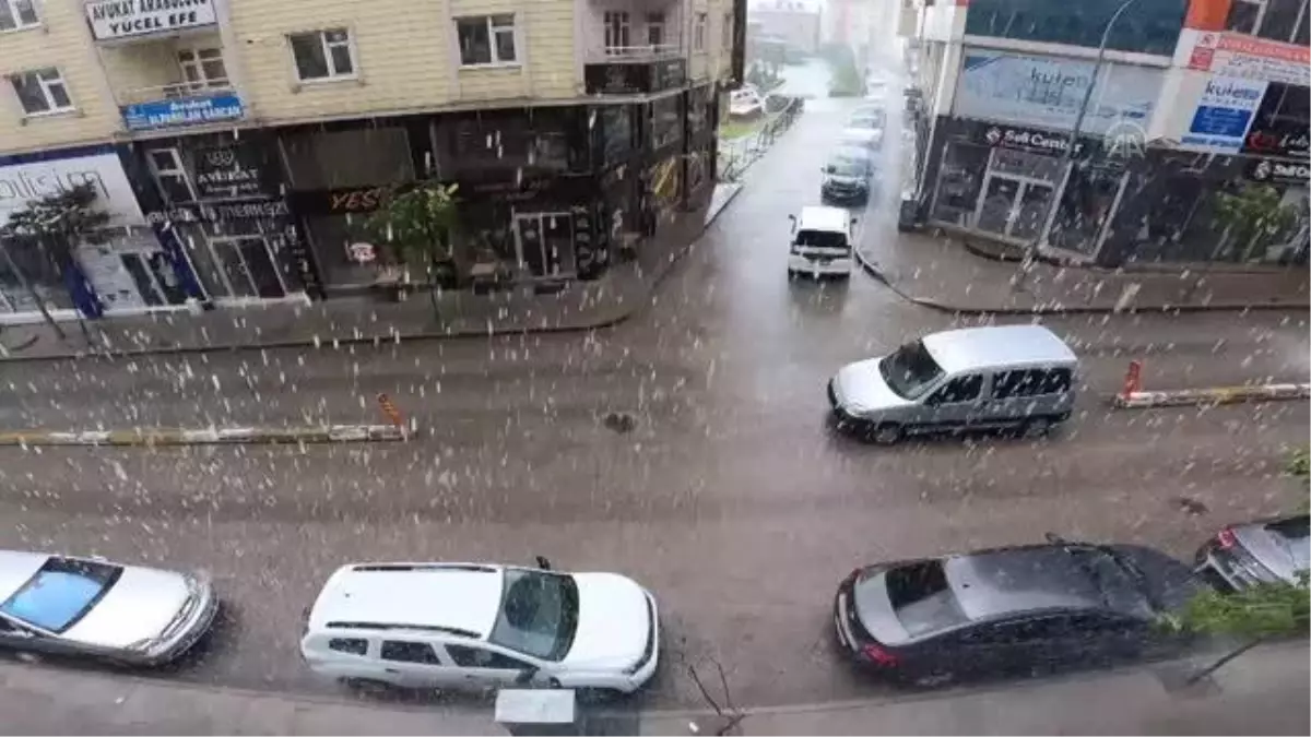 Sağanak nedeniyle sürücülerle vatandaşlar zor anlar yaşadı