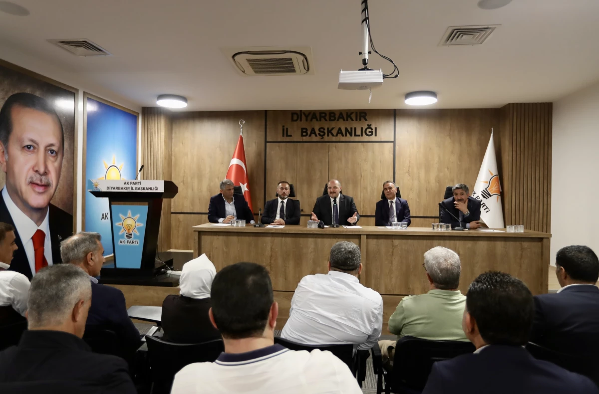 DİYARBAKIR - Sanayi ve Teknoloji Bakanı Varank, Diyarbakır\'da ziyaretlerde bulundu
