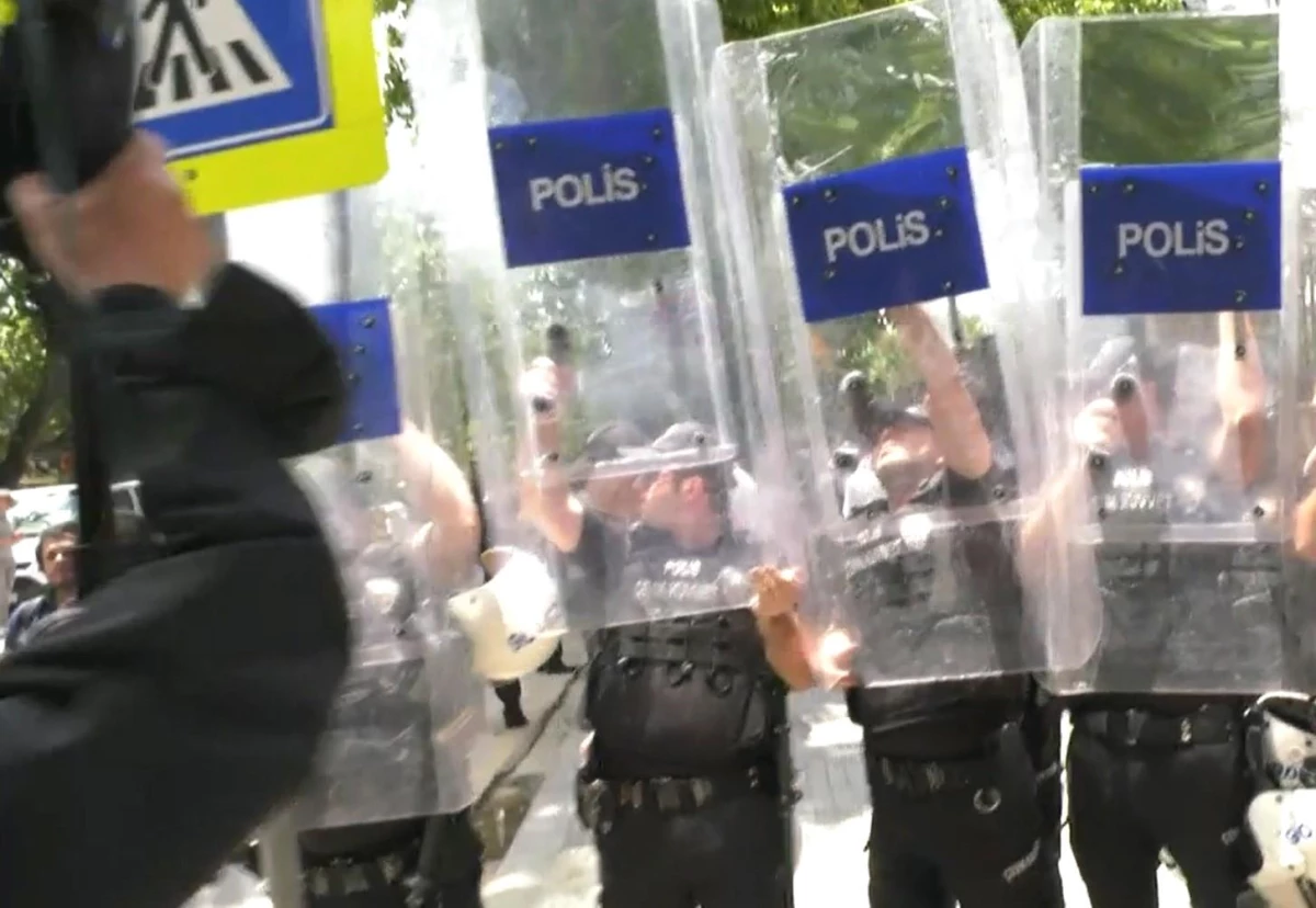 TÜİK önünde arbede çıktı! Enflasyon rakamlarını protesto etmek için toplanan Birleşik Kamu-İş Konfederasyonu temsilcilerine polisten müdahale geldi