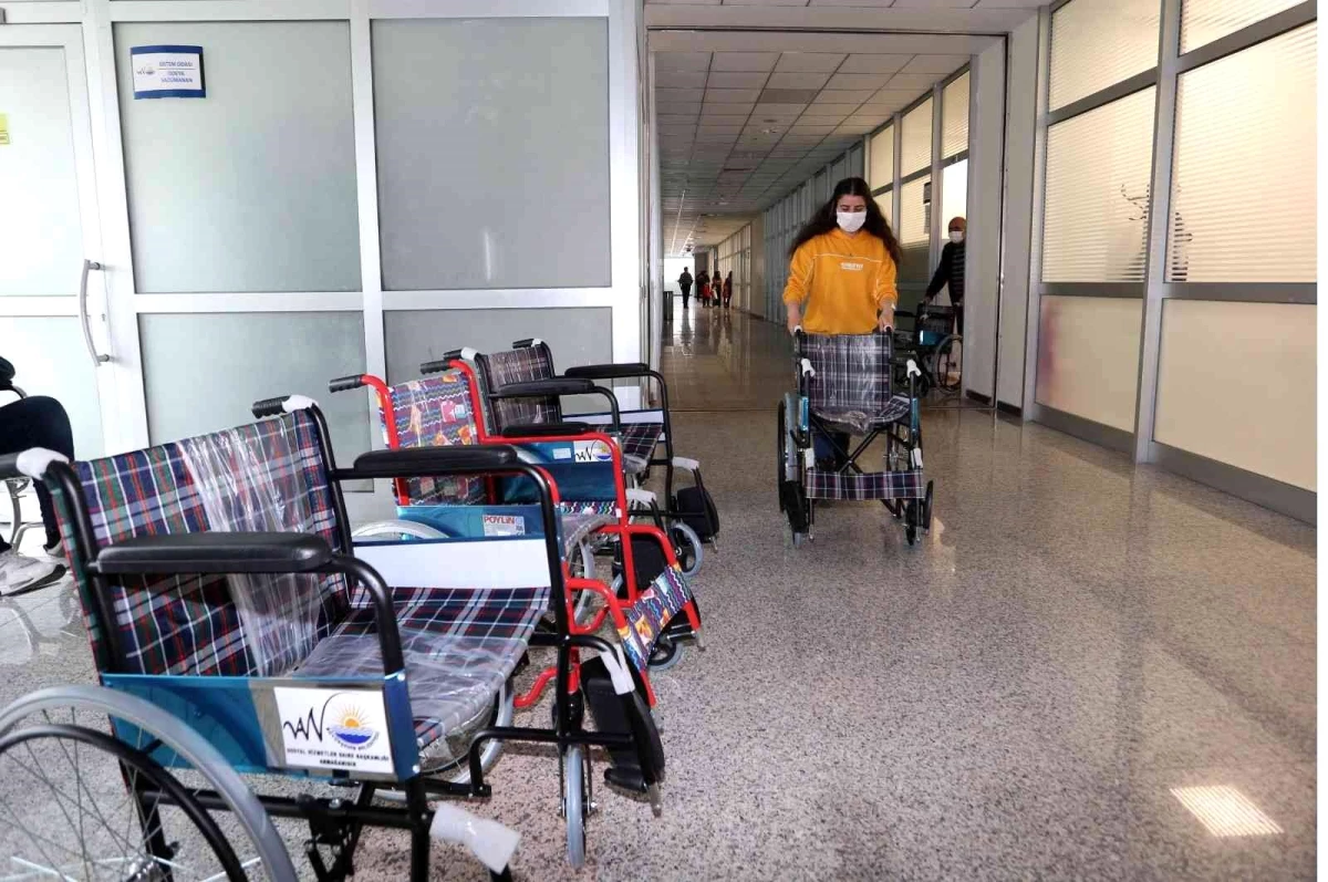 Van Büyükşehir Belediyesi 7 engelliye tekerlekli sandalye hediye etti