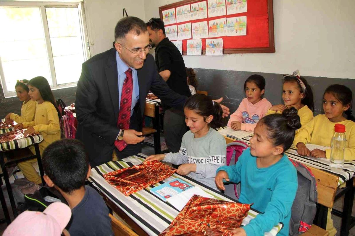 VEDAŞ\'tan öğrencilere karne hediyesi