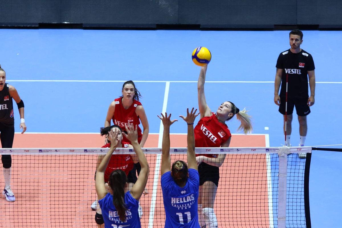 Voleybol Kadın Milli Takımı\'nın Yunanistan ile yaptığı ikili kamp sona erdi