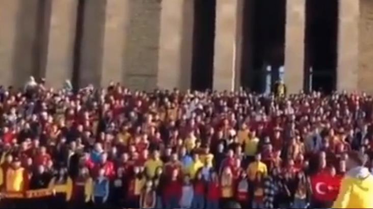 Kayserispor taraftarlarından Anıtkabir ziyareti! Ata\'nın huzuruna çıkan taraftarlar hep bir ağızdan Andımız\'ı söyledi