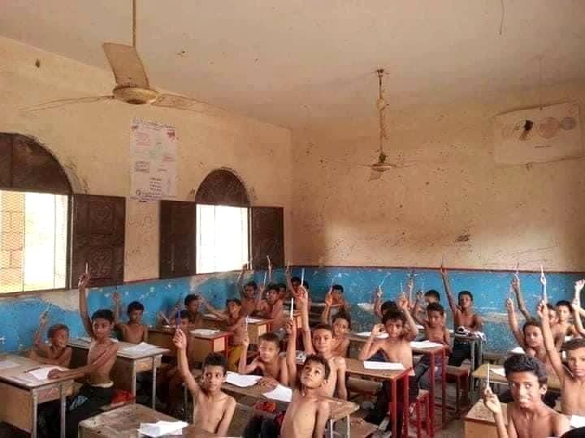 Yemen\'de sıcaklıklar yükseldi, öğrenciler derslere kıyafetsiz katıldı