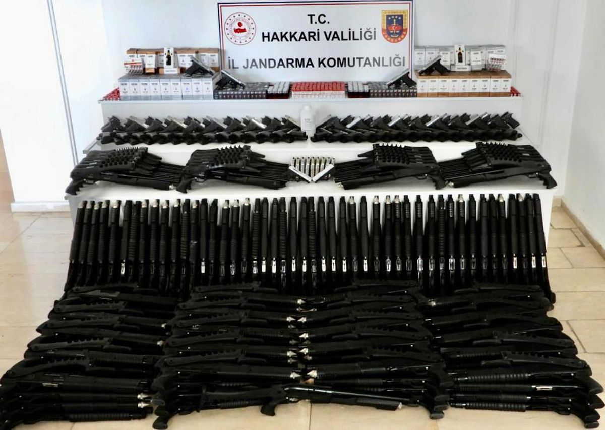 Yüksekova\'da silahlar ele geçirildi