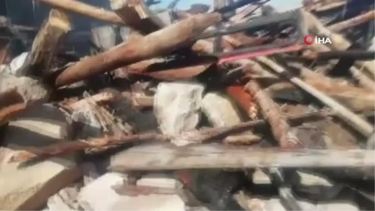 2 katlı kerpiç ev yanarak küle döndü, ev sahibi hastanelik oldu