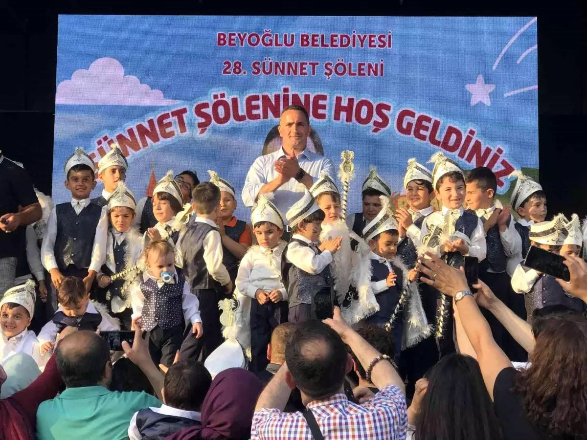 Beyoğlu\'nda sünnet şöleni renkli görüntülere sahne oldu