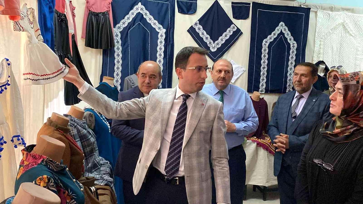 Bolvadin\'de açılan giyim üretim sergisi büyük ilgi gördü