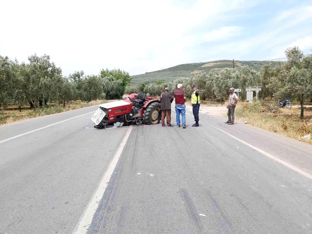 Bursa\'da hafriyat kamyonu ile traktör çarpıştı