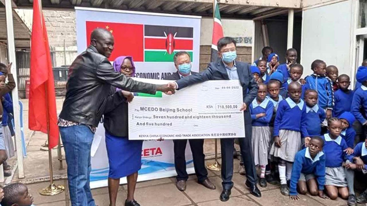 Çin İş Topluluğu, Kenya\'daki Gecekondu Okuluna Malzeme Bağışladı