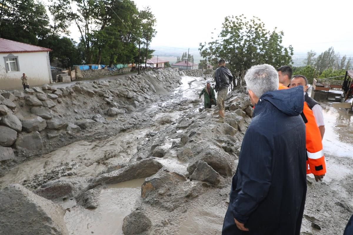 Şiddetli yağışın zarar verdiği cadde ve sokaklar ekiplerce temizleniyor