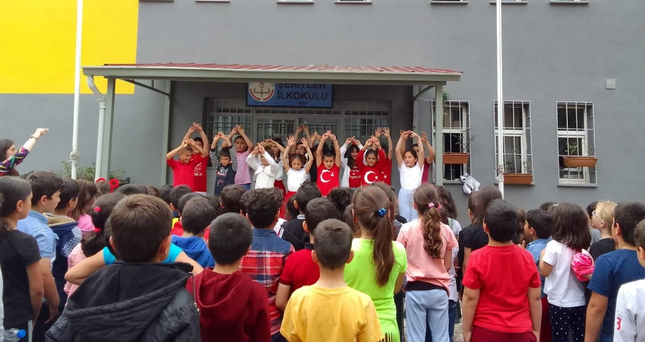 Erzurum\'da ilkokul öğrencileri İstiklal Marşı\'nı işaret diliyle okudu