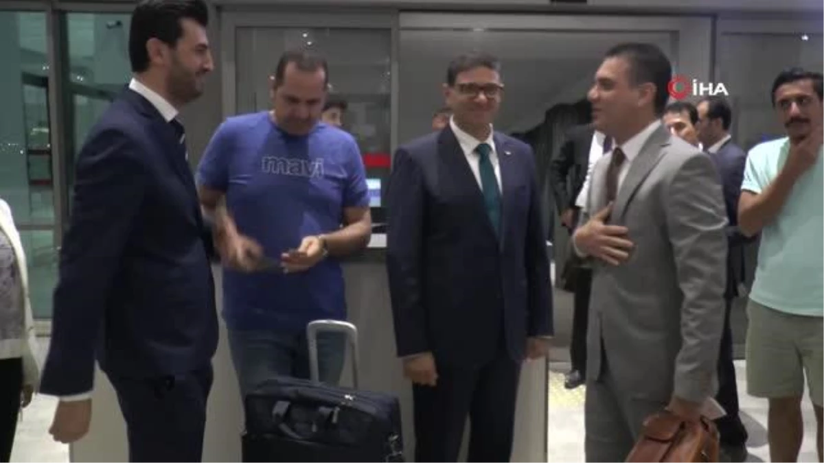 Gaziantep-Bağdat uçağının ilk yolcuları çiçek ve baklava ile uğurlandı