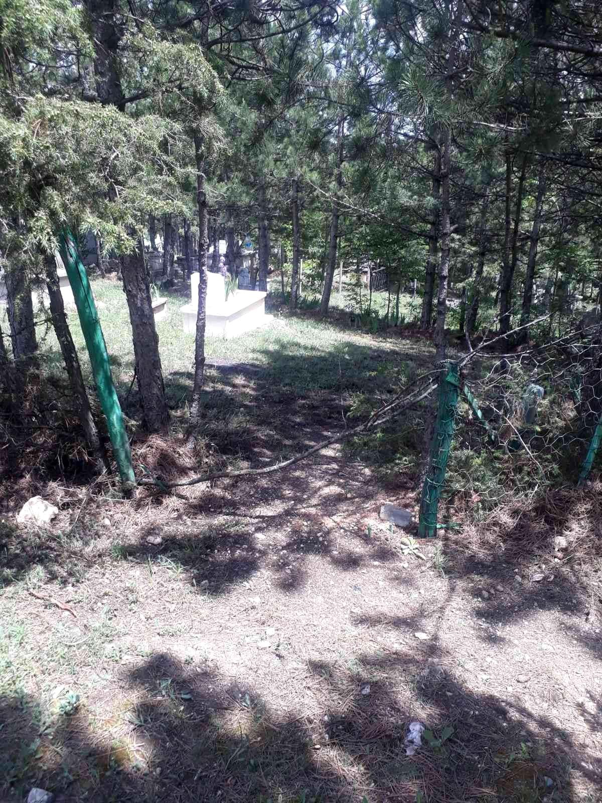 Hırsızlar mezarlığa dadandı