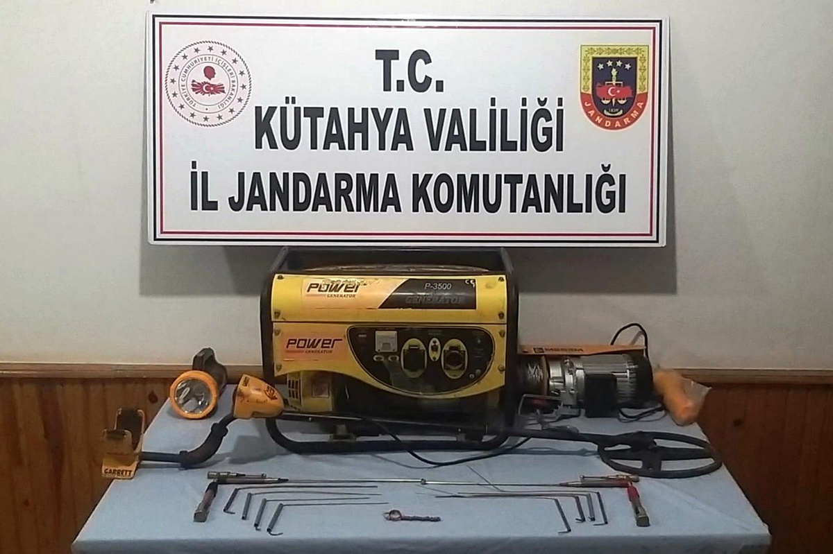 Hisarcık\'ta jandarmadan izinsiz kazı operasyonu, 2 şüpheli tutuklandı