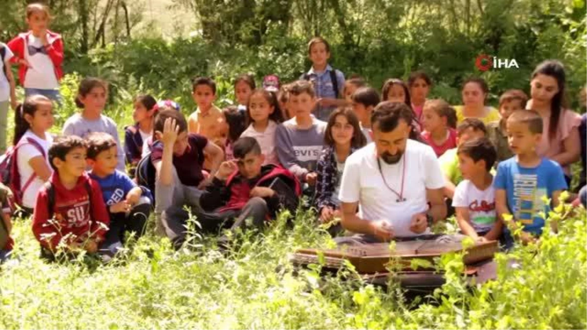İran ve Hindistan enstrümanı santuru köy çocuklarıyla buluşturdu
