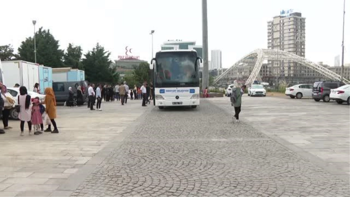İstanbul\'dan yola çıkan 34 Suriyeli, Kilis ve Hatay\'dan ülkelerine uğurlandı
