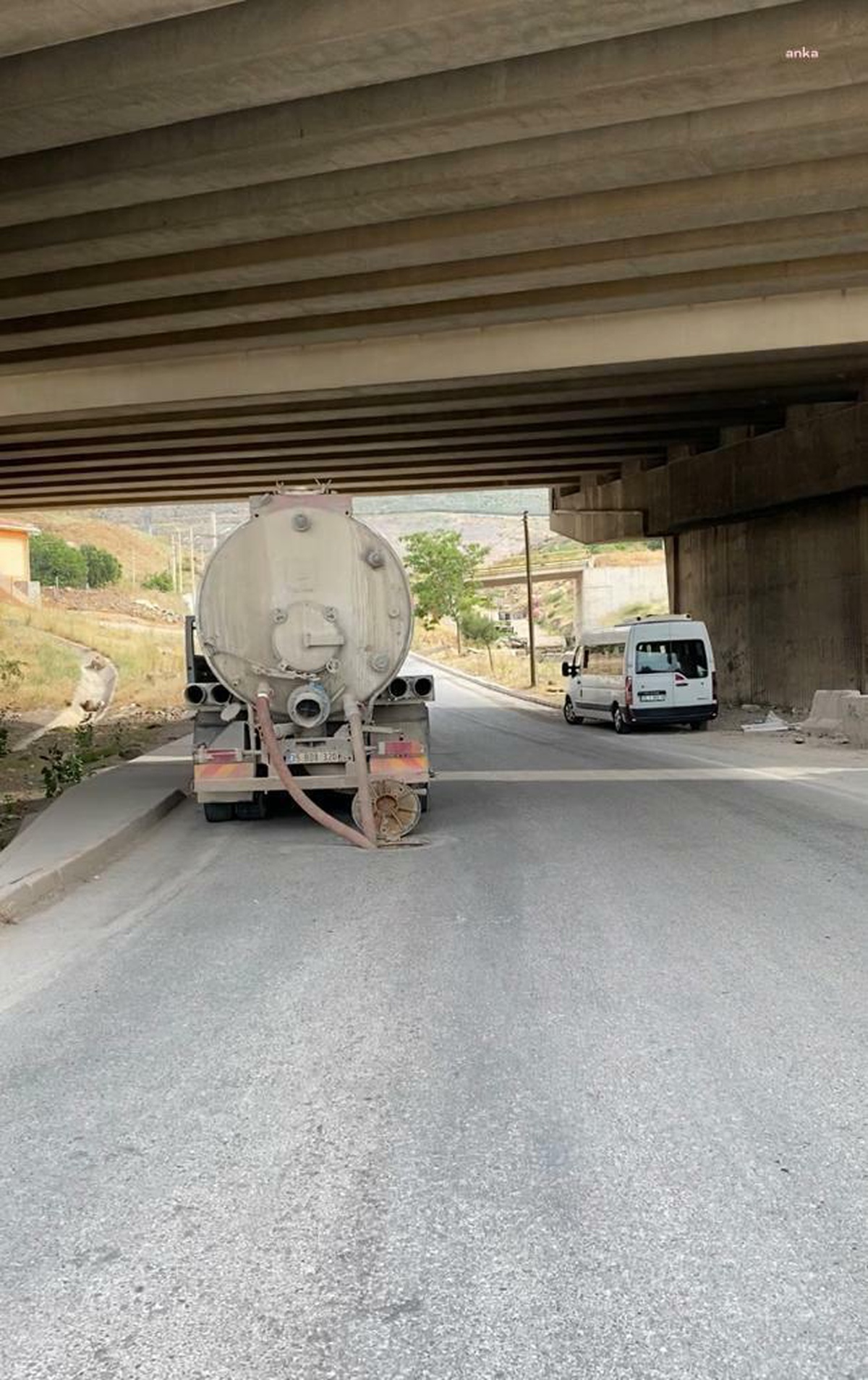 İzmir Şehir Hastanesi\'nin Atıklarını Vidanjörle Kanal Hatlarına Dökenlere Suçüstü