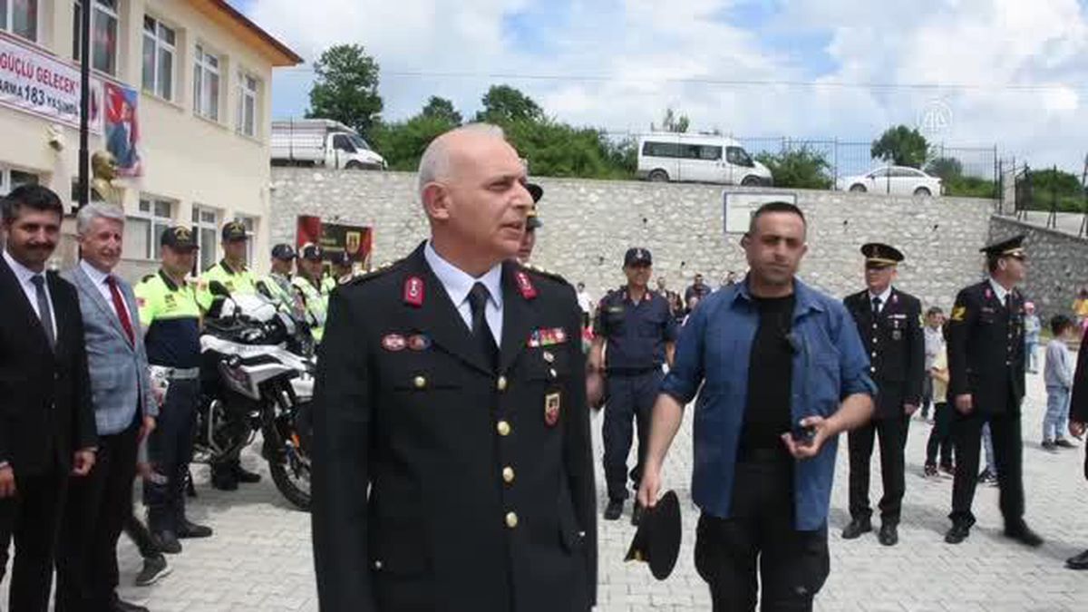 Jandarma, kırsal mahalledeki ilkokula kütüphane yaptırdı