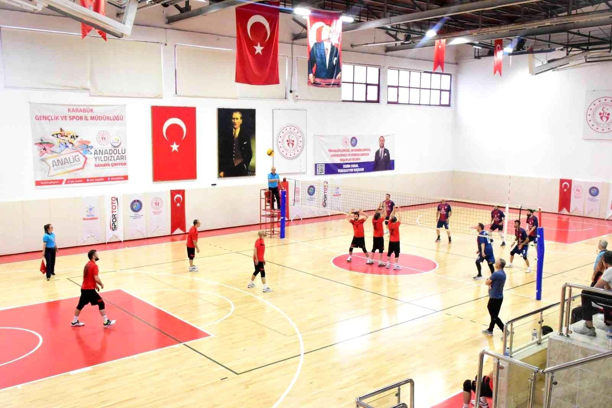 Karabük\'te Türkiye İşitme Engelliler Voleybol Erkekler 1.Ligi\'ne yükselme maçları başladı