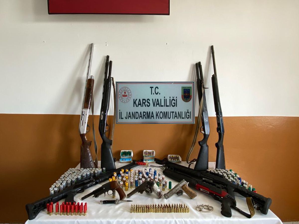 Kars\'ta ruhsatsız silah operasyonunda 4 gözaltı