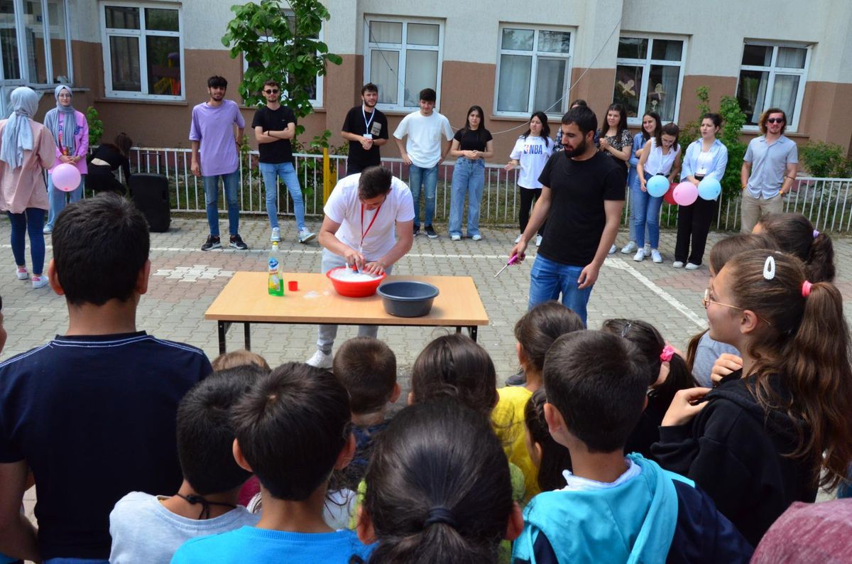 Kastamonu\'da üniversiteli gençler köy okullarında öğrencileri yalnız bırakmıyor