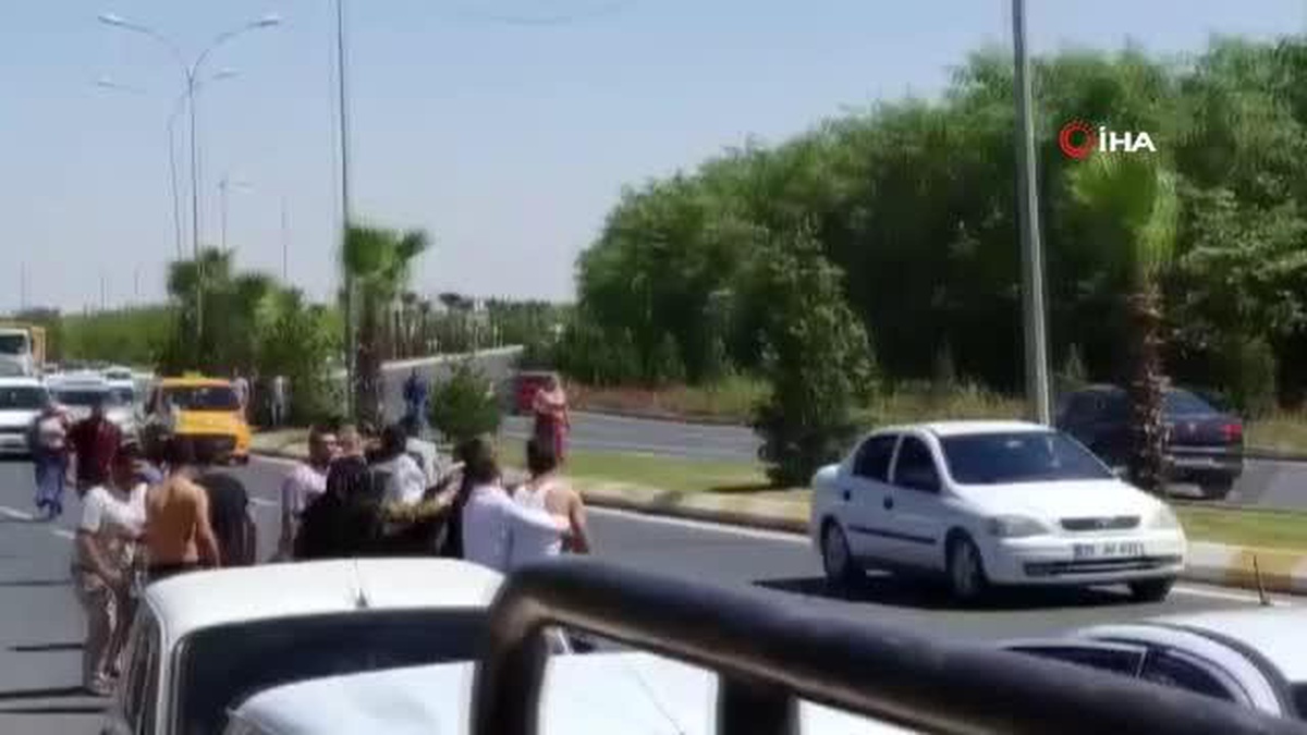 Piknik yapmaya gelen iki aile arasında yer kavgası kamerada