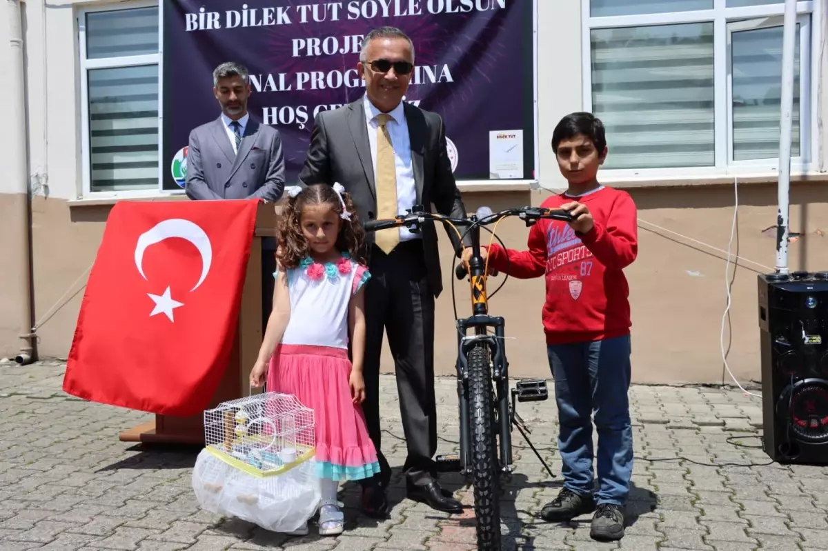 Rize\'de "Bir dilek tut, gerçek olsun" projesiyle 110 öğrenci sevindirildi