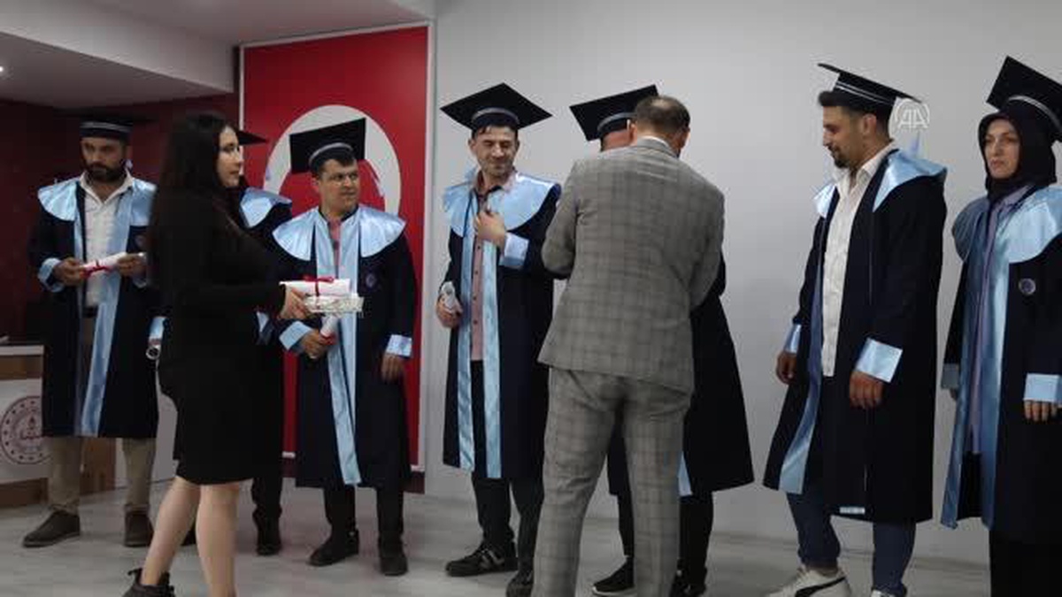 Sanayi esnafı 53 yaşında lise diplomasına kavuştu