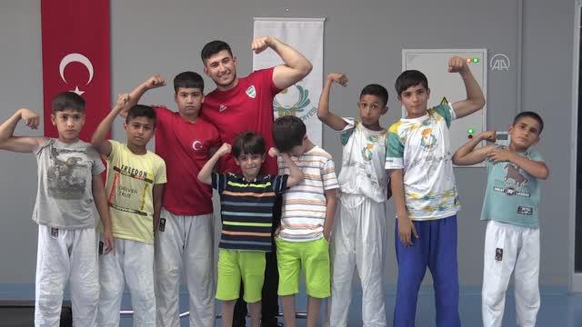 ŞANLIURFA - Avrupa bilek güreşi şampiyonu Ocakoğlu, şampiyon adayları yetiştiriyor
