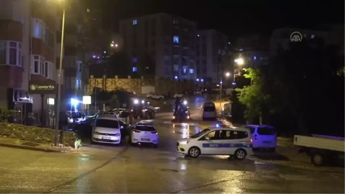 Şiddetli yağış nedeniyle 4 araç zarar gördü, bir iş yerini su bastı