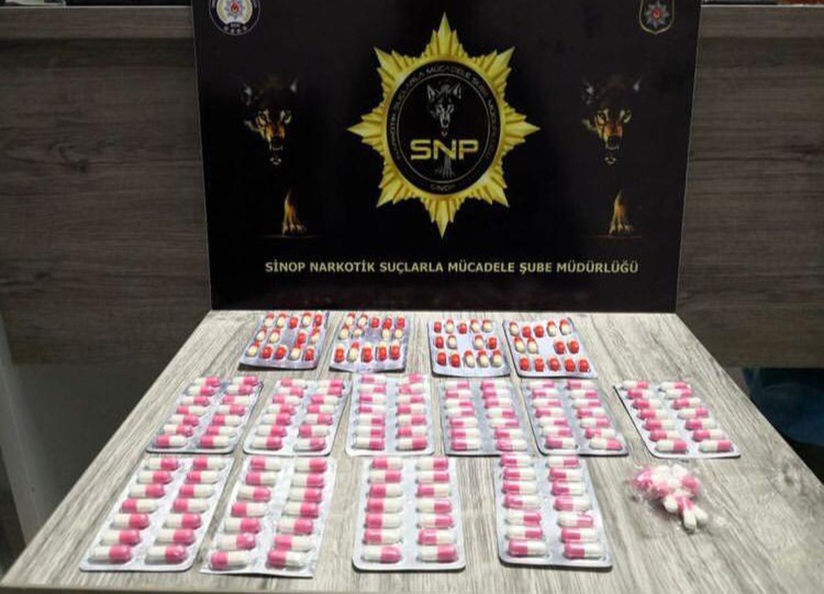 Sinop\'ta bir araçta 206 adet sentetik ecza hap yakalandı