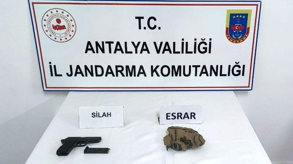 Şüpheli şahısların üzerinde ruhsatsız tabanca ve esrar bulundu