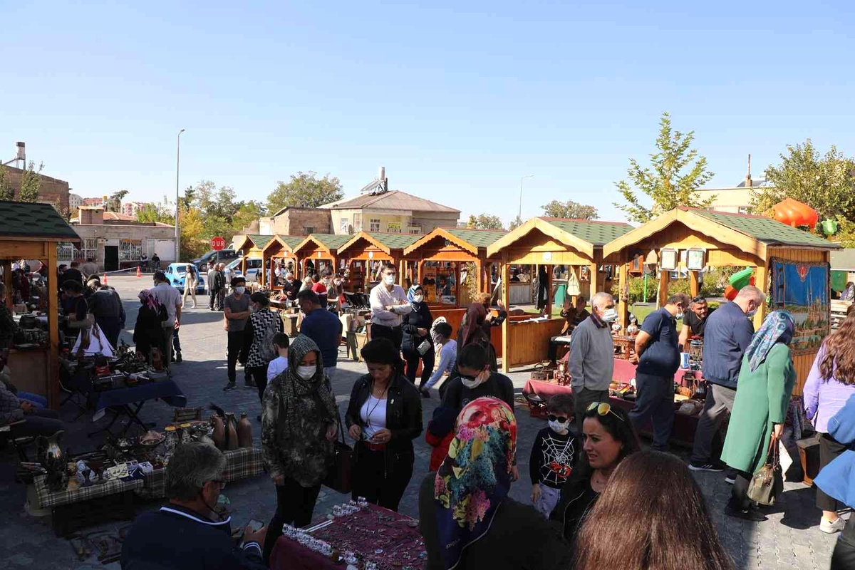 Talas\'ın vazgeçilmezi \'Antika Pazarı\' hız kesmeden devam