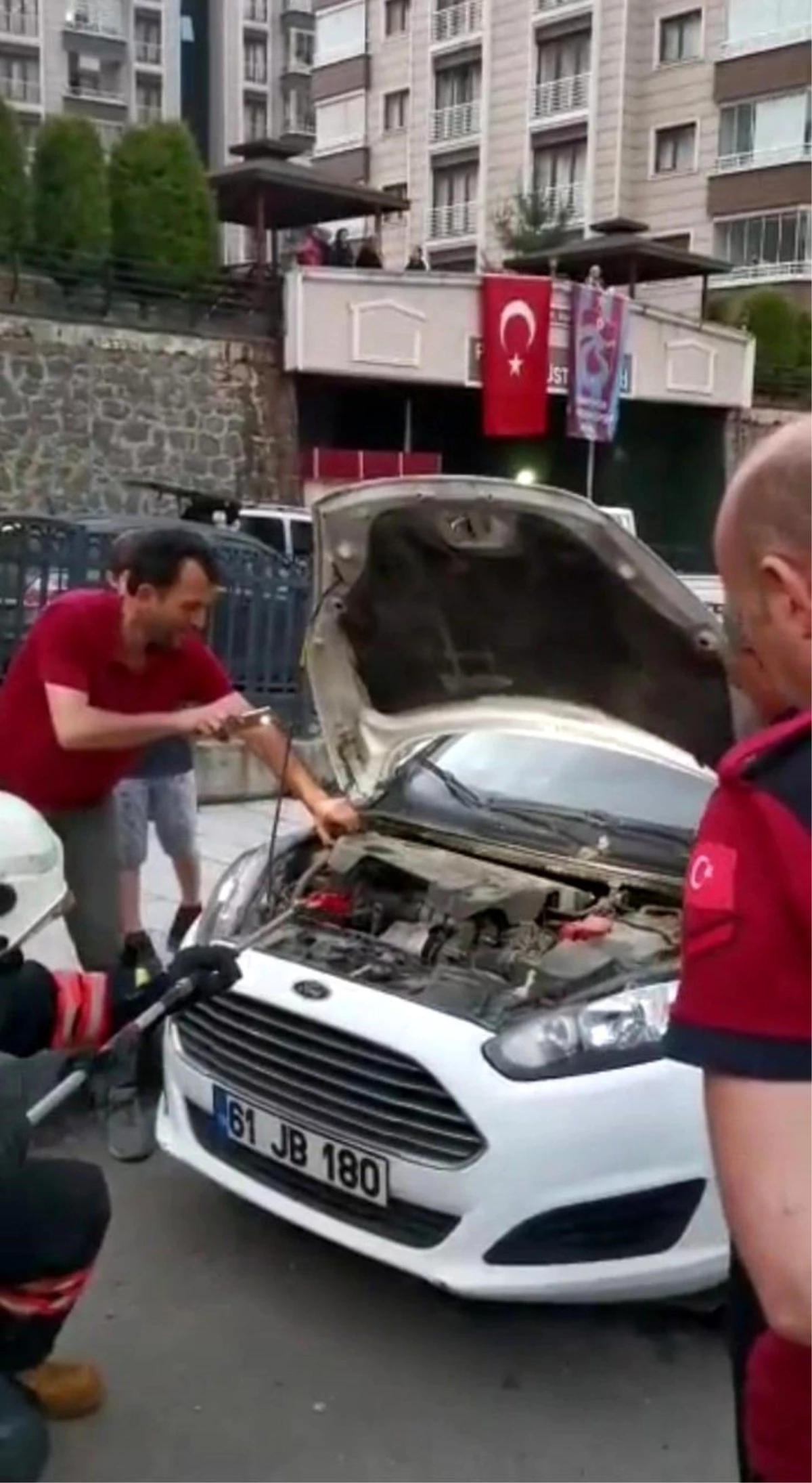 Trabzon\'da bir otomobilin motor kısmına giren yılanı itfaiye çıkardı
