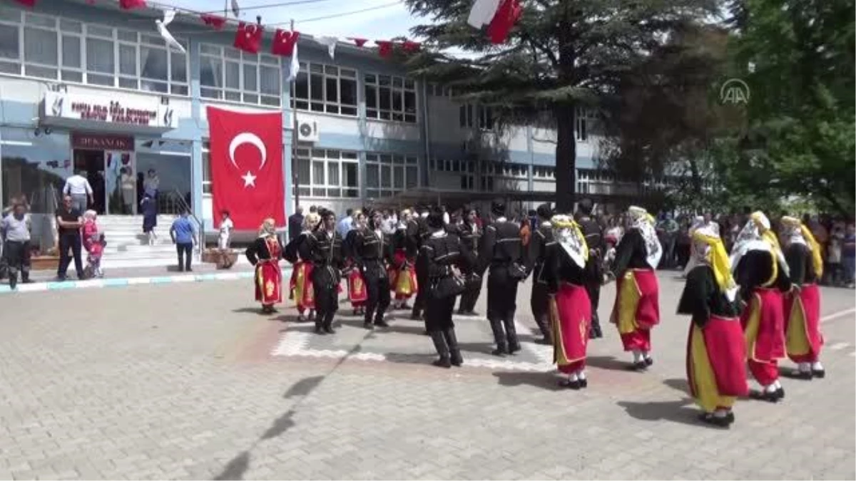 Üniversiteliler mezuniyet töreninde 500 metrelik Türk bayrağıyla yürüdü