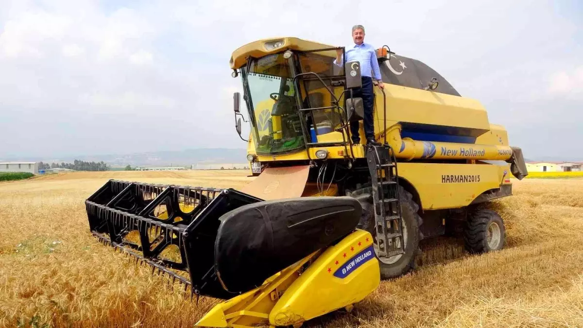 Vali kolları sıvadı, tarlaya girip biçerdöverle buğday hasadı yaptı