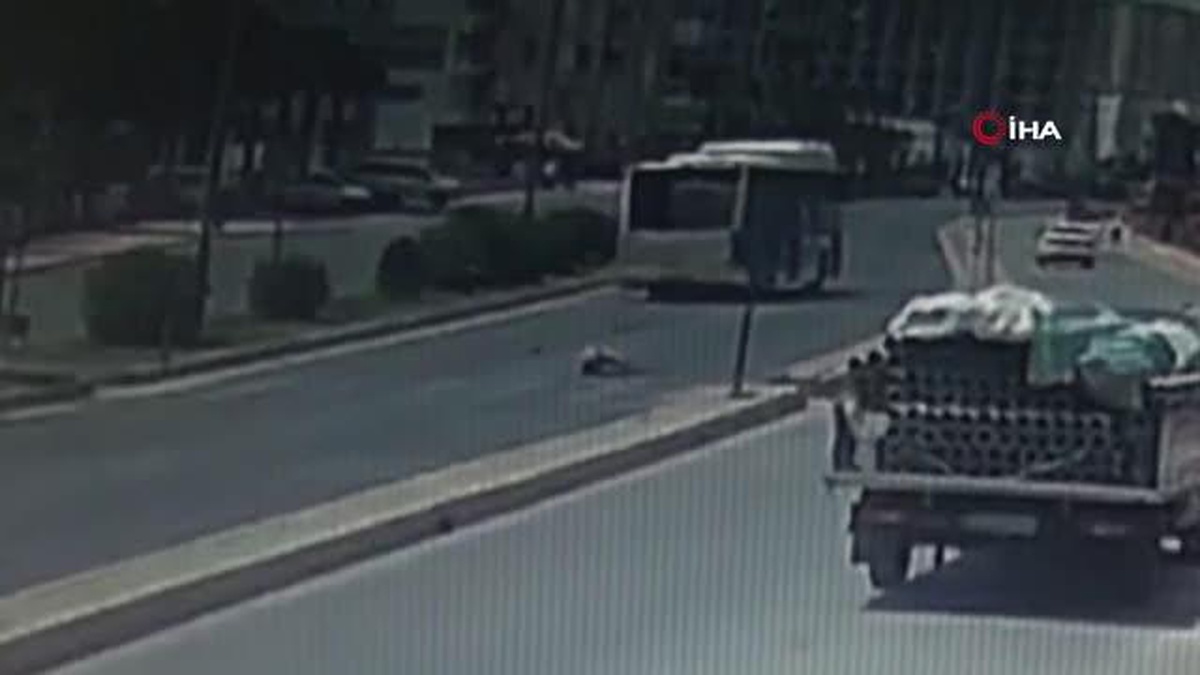 Kaza anı kamerada...Yaya geçidinden geçerken otobüs çarptı