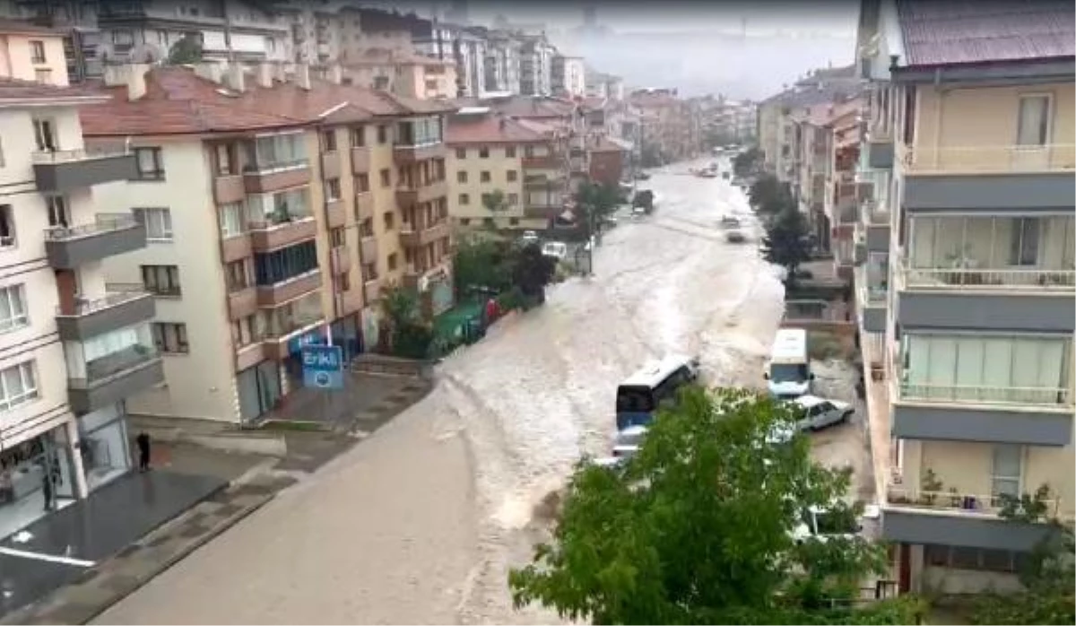 Ankara\'da şiddetli yağmur; yollar göle döndü, evleri su bastı