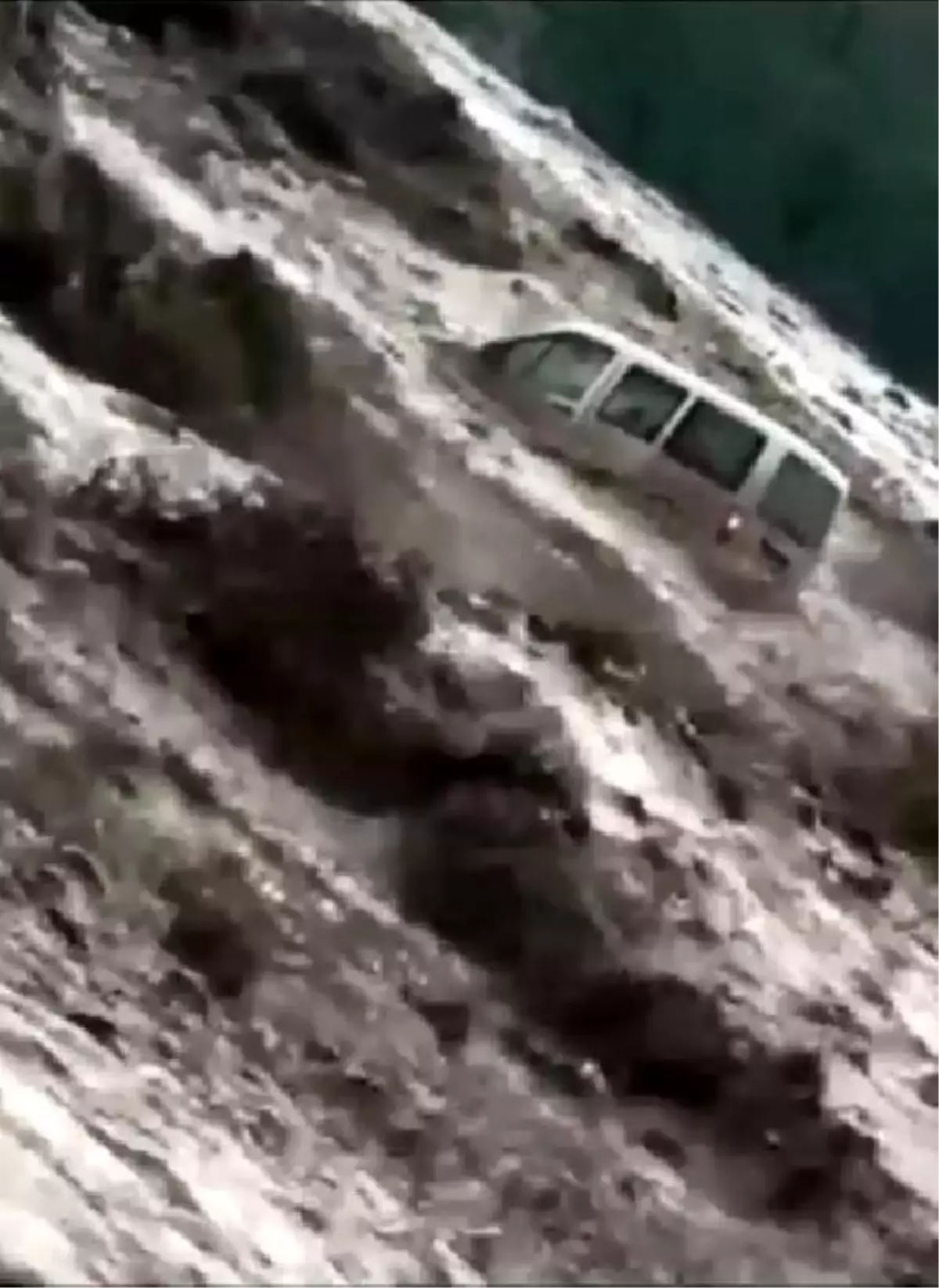 Ankara'da şiddetli yağmur; yollar göle döndü, evleri su bastı (3)